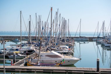 Kıyı Limanı Mavi Gök Altında Botlarla Dolu