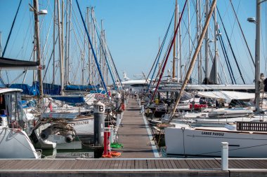 Limanda yatlar ve tekneler 