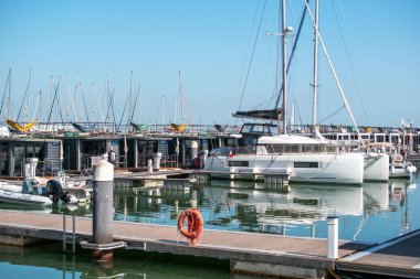 Tekneler ve yatlar marinaya demirlemişti..