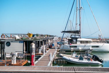 Limandaki iskeleye demirlemiş yatlar ve tekneler