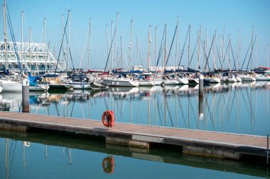Yat ve tekneler limandaki iskeleye demirlemişti.