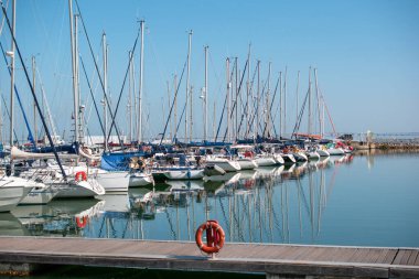 Limandaki bir rıhtıma demirlenmiş tekne ve yatlar.