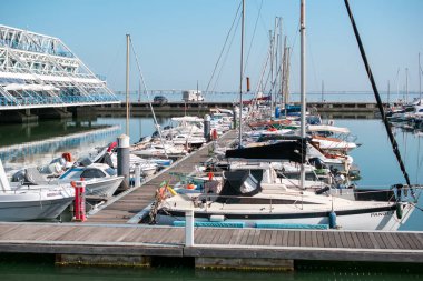 Tekneler ve yatlar bir yat kulübündeki rıhtıma demirlemişti.