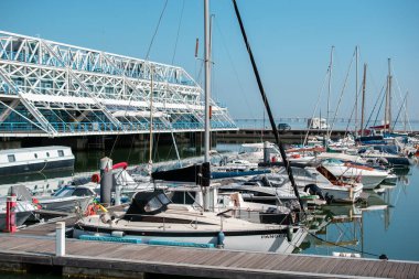 Limandaki bir rıhtıma demirlenmiş tekne ve yatlar.