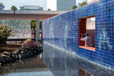 Modern bir binanın fotoğrafını çeken bir fotoğrafçı. 