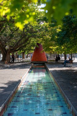 Modern Sanat ve Rahatlatıcı İnsanlarla Şehir Parkı 'nda Güneşli Öğleden Sonra