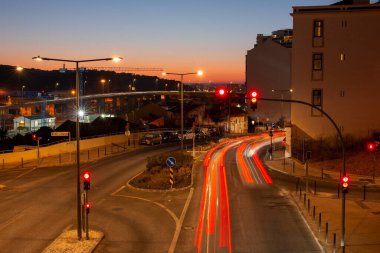 Gece şehir trafiği, ışık çizgileri, uzun pozlu şehir manzarası ve dinamik sokaklar