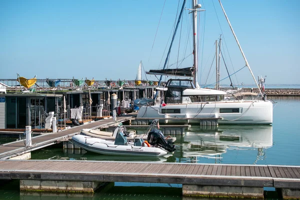 İskeleye demirlemiş lüks yatlar ve motorlu tekneler..