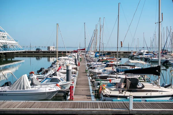 Marinaya demirlemiş tekne ve yatlar. İskeleden görüntüle.
