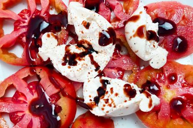 Mozzarella peynirli Caprese salatası, domates ve balzamik sirke.