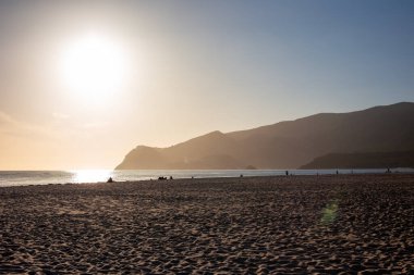 Huzurlu Sahilde Sıcak Günbatımı Işığı