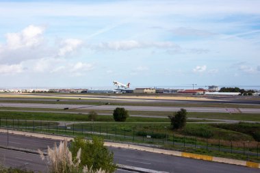 Modern Havaalanı Terminali 'ne park edilen uçak.