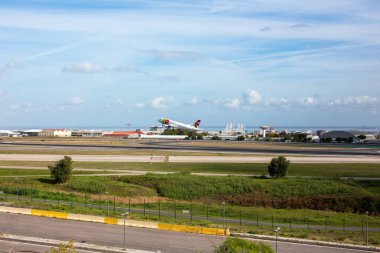 Havalimanı Önlüğü 'nde yer ekibiyle birlikte bir uçak.