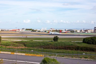 Gün ışığı altında havaalanına park edilen uçak.