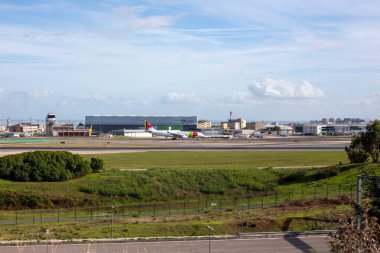 Uçak havaalanındaki kapıya yaklaşıyor.