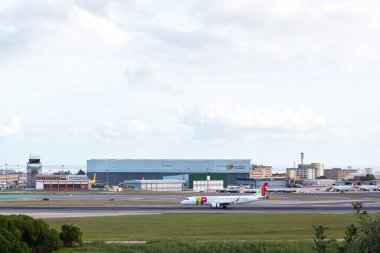 Havaalanında Sabah Işığı Altında Uçak