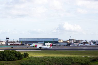 Havaalanı Terminalinde konuşlanmış bir uçak.