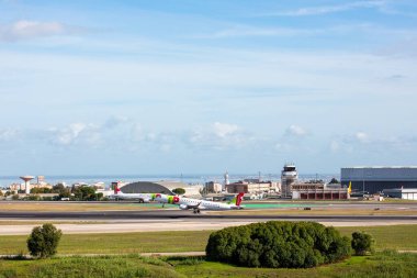 Gün ışığında Havalimanı Önlüğü 'ndeki Uçak