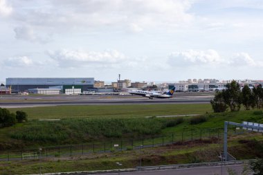 Havaalanı terminali kapısındaki uçak.