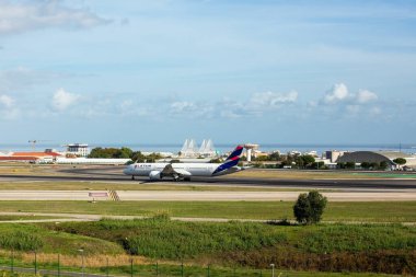 Uçak kalkış pozisyonuna doğru ilerliyor.
