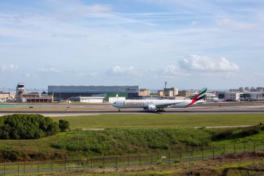 Uçak pist işaretlerini geçiyor.