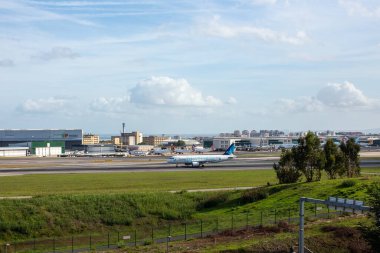 Hangar ve havalimanı kontrol kulesinin yanındaki uçak.