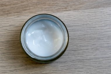 Beyaz Cilt Kremi kavanozunu aç