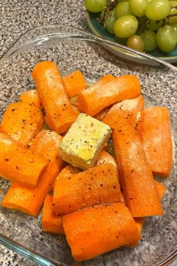 Baharatlı Havuç ve Herb Butter in a Glass Bowl