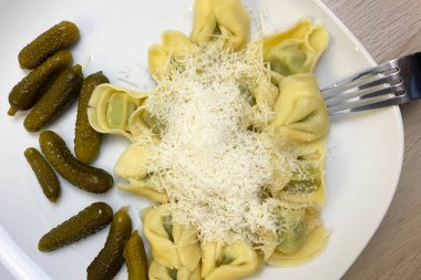 Parmesan peynirli ve peynirli Tortellini.