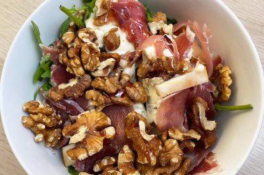 Arugula, Prosciutto, Walnuts ve Cheese 'li Hearty Salad