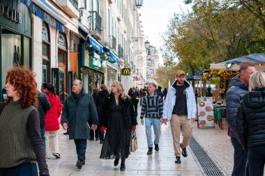 Avrupa 'da dükkanları ve kafeleri olan kalabalık bir cadde