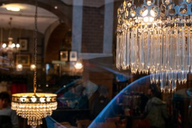 Zarif Kristal Avizeler Bir Dükkan Penceresine Yansıyor