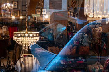 Vintage Butik Penceresinde Yansımalar