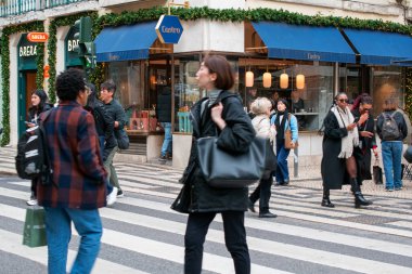 Yayaların olduğu bir sokak manzarası ve şenlikli bir köşedeki dükkan.