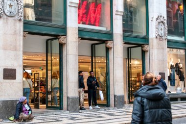 Meşgul Şehir Caddesinde Yayalarla H & M Mağaza Girişi