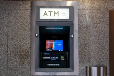 Bir Taş Duvara Gömülü Modern ATM Makinesi