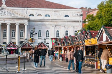 Tarihi Şehir Meydanında Klasik Mimariyle Canlı Açık Pazar