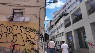 Lizbon şehri açık mavi gökyüzünün altında yürür