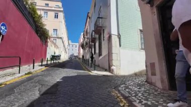 Klasik Avrupa sokaklarıyla Lizbon POV yürüyüş sahnesi