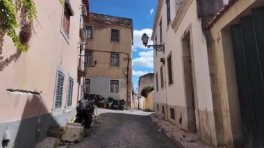 Lizbon şehir pov yürüyüşü tarihi sokak manzaralı