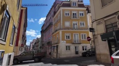 Lizbon şehri manzaralı bir mimariyle geziyor