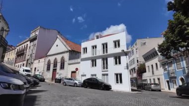 POV kentsel yürüyüşü Lizbon 'da tarihi bir manzarayla