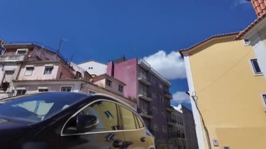 POV güneşli bir günde Lizbon 'un eski kasabasında geziniyor.