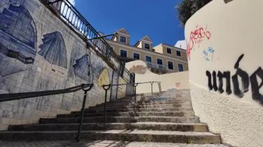 Lizbon sokaklarında güneş ışığı ve tarihle dolu POV yürüyüşü