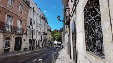 Lizbon POV şehri sıcak yaz ışıklarıyla dolanıyor