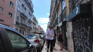 Lizbon şehri, otantik sokak atmosferiyle POV 'de yürüyor