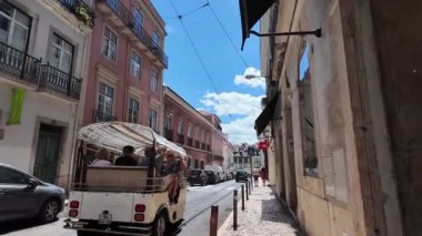 Lizbon 'da gezici POV mimari manzarayla yürüyor