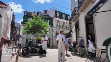 Lizbon POV şehri gezintisi Parlak güneş ışığı ve şehir atmosferiyle