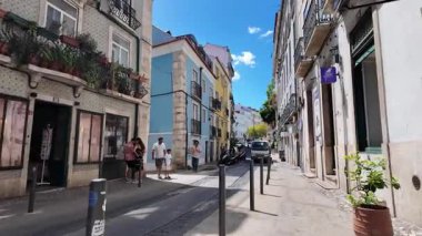 Lizbon 'da yürüyen POV güneşli Avrupa şehir yaşamını yakalıyor