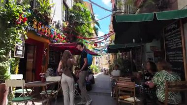 Lizbon şehir pov yürüyüşü tarihi binaları vurguluyor